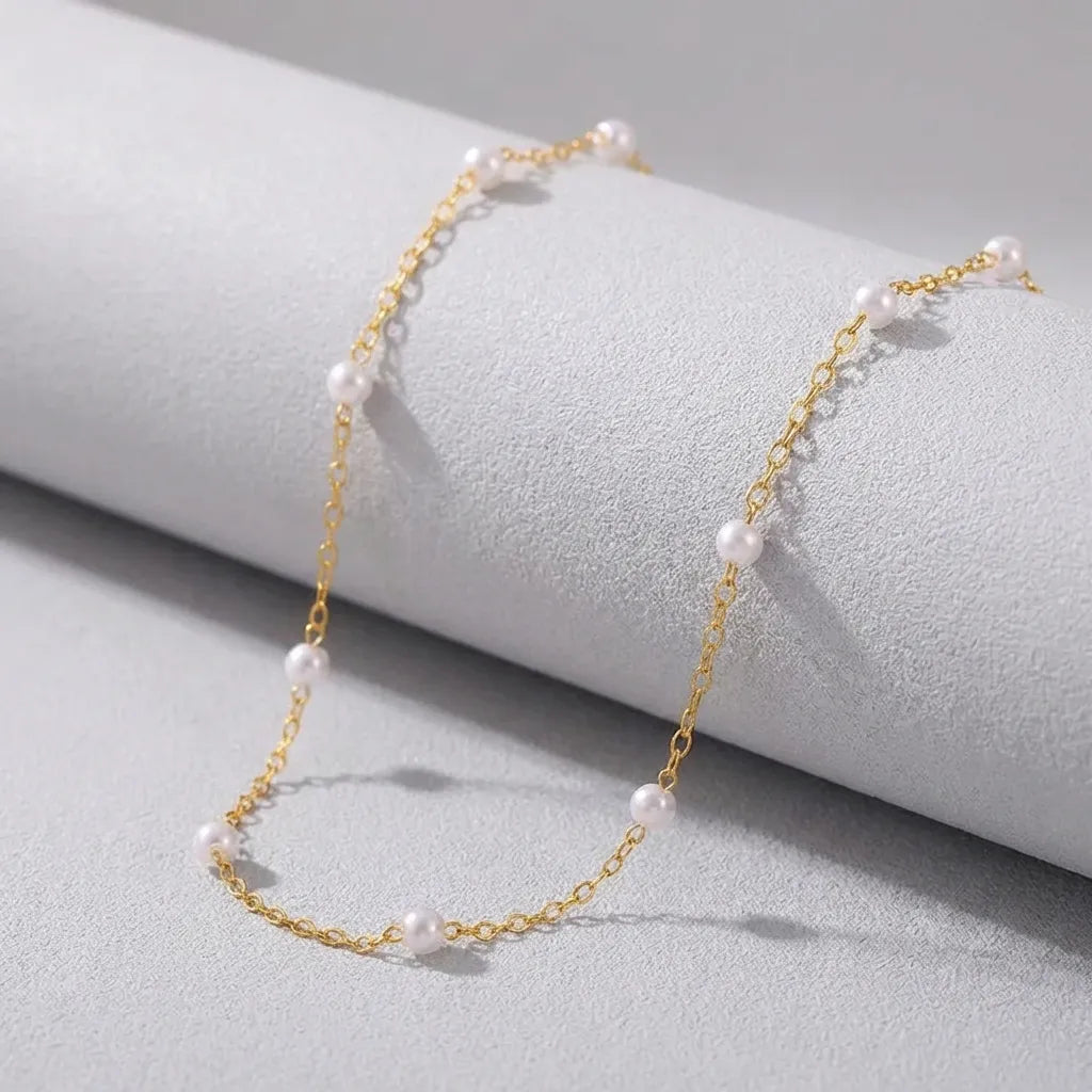 Élise Dainty Pearl Necklace