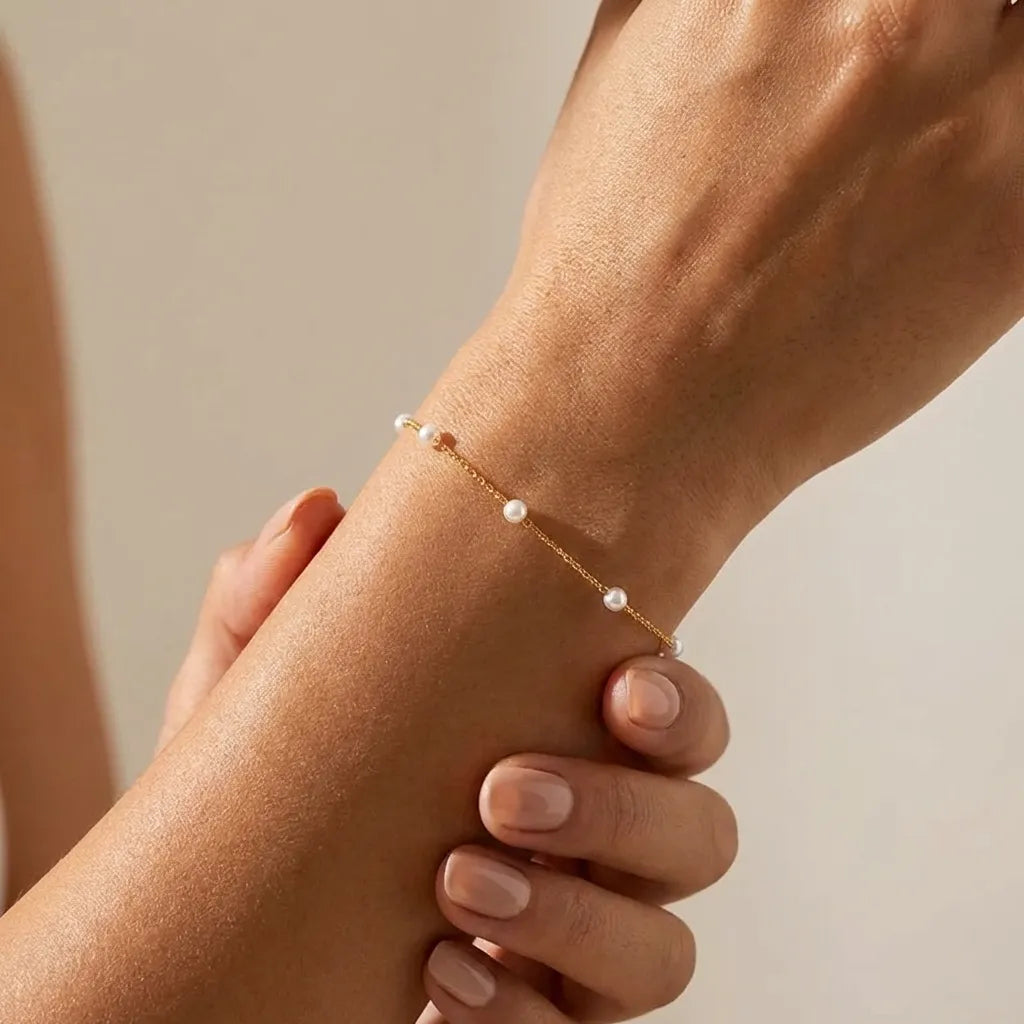 Élise Dainty Pearl Bracelet