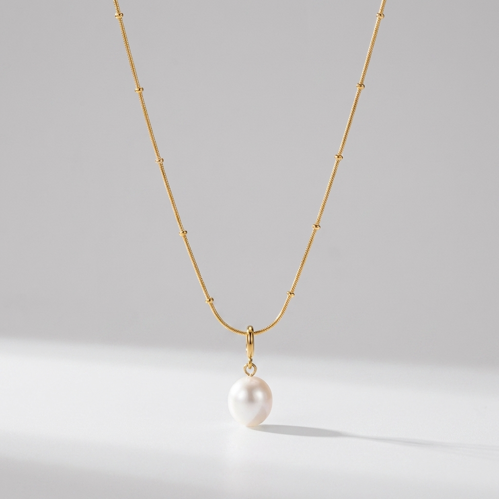 Léa Oval Pearl Charm Necklace