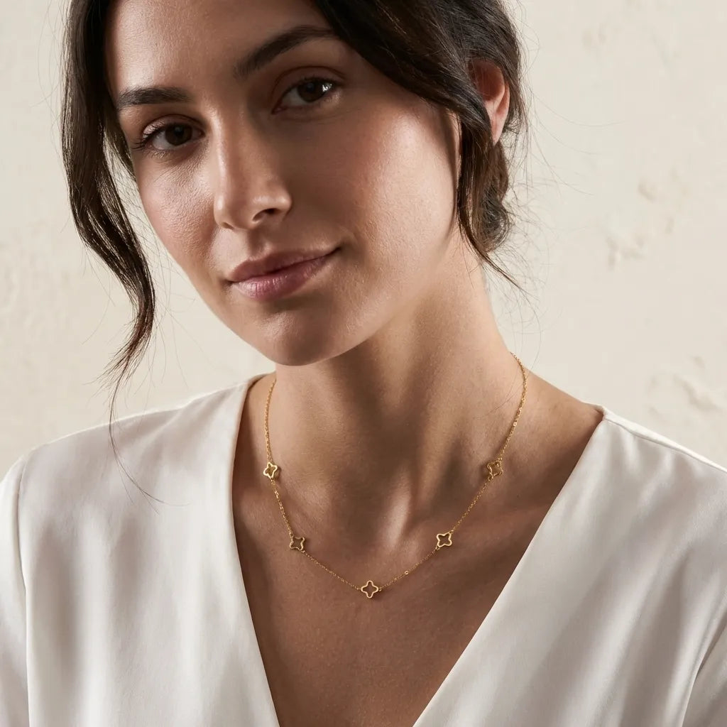 Inès Clover Outline Necklace